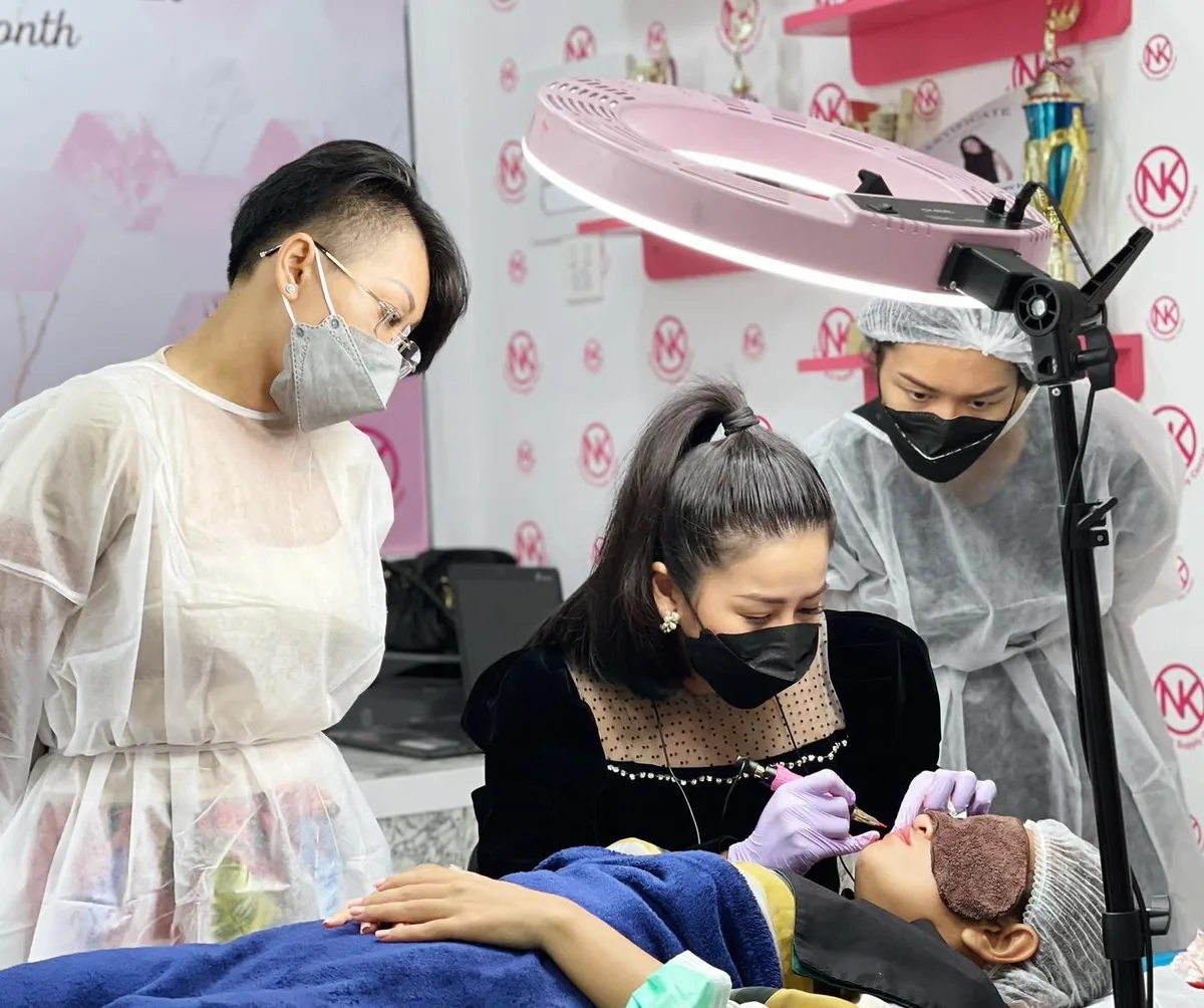 Master Gift demonstrating lip tattooing while students watch